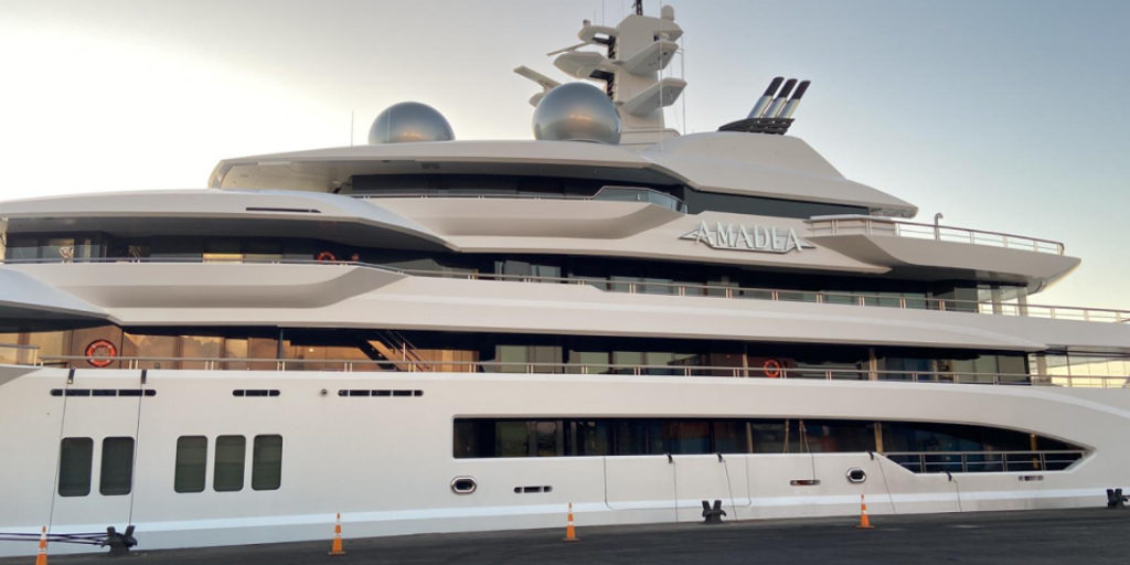 Así es el megayate de un oligarca ruso que será subastado en Estados Unidos: cine, helipuerto y piscina de lujo