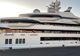 Así es el megayate de un oligarca ruso que será subastado en Estados Unidos: cine, helipuerto y piscina de lujo