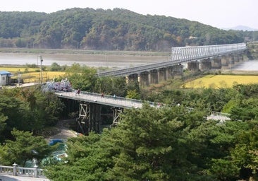 Corea del Sur rescata a un supuesto desertor de Corea del Norte que cruzó la frontera a nado