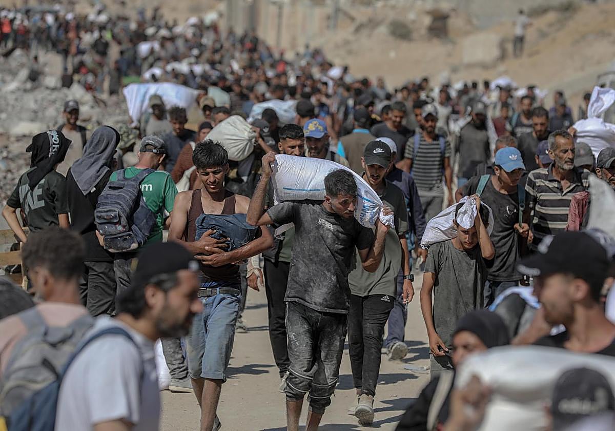 Población gazatí recogiendo ayuda humanitaria