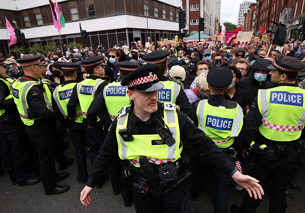 Manifestantes de izquierda se concentran frente a un hotel que aloja a solicitantes de asilo en Londres para protestar contra la extrema derecha