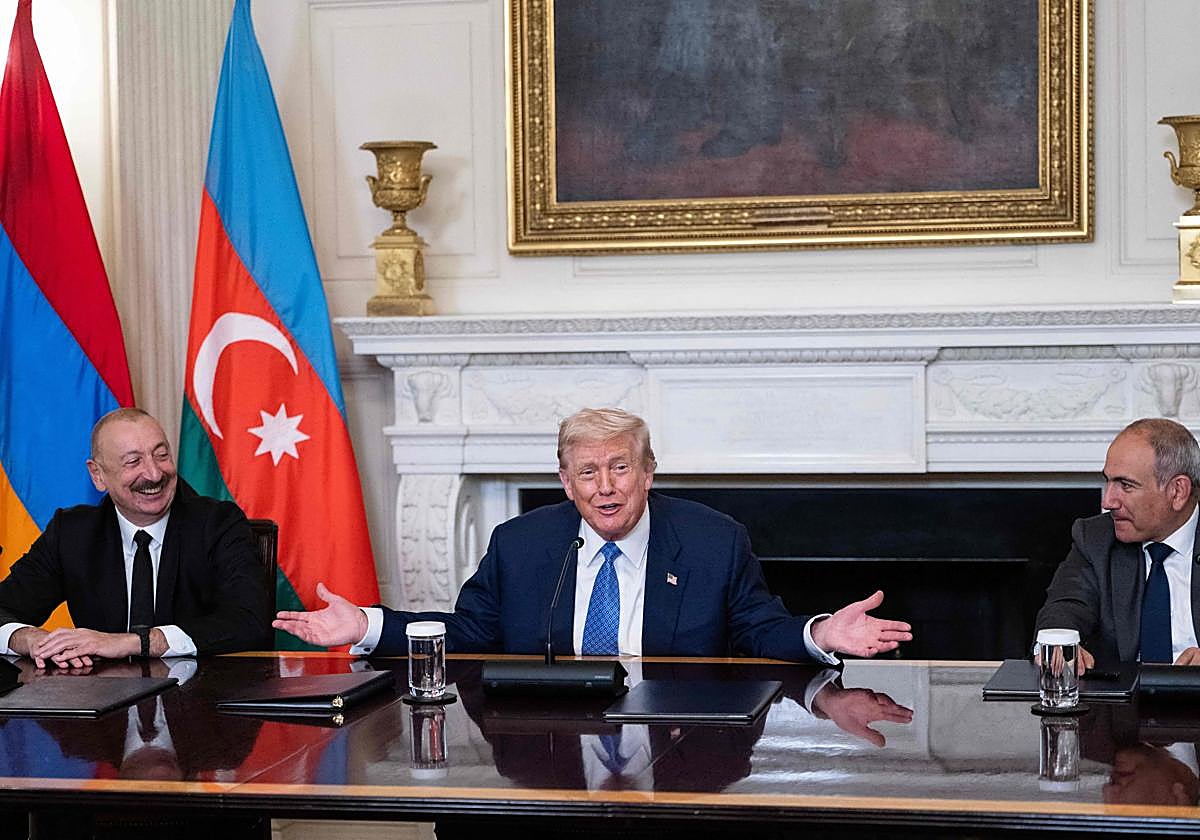 El presidente de EE.UU., Donald Trump, junto a los primeros ministros de Armenia y Azerbaiyán.