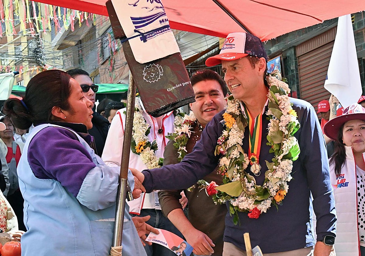 Jorge 'Tuto' Quiroga, saludando en un mercado de la capital bolivina, La Paz