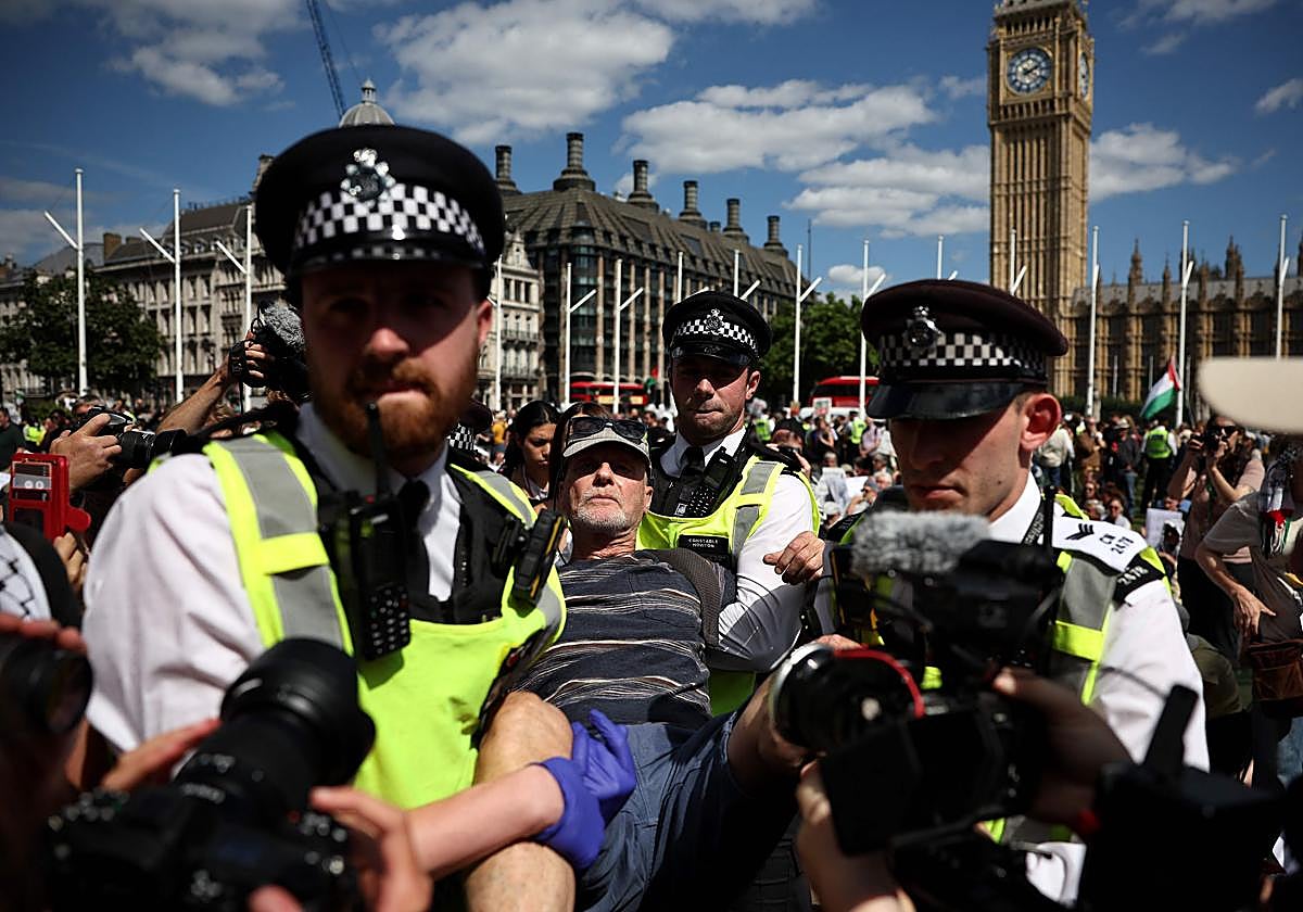 Policías de Londres arrestan a participantes en una manifestación contra la ilegalización de la ONG Palestine Action.