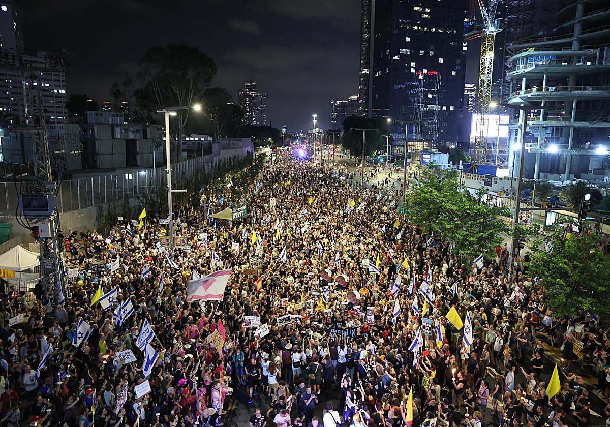 Decenas de miles de personas salen a las calles de Tel Aviv contra el ...