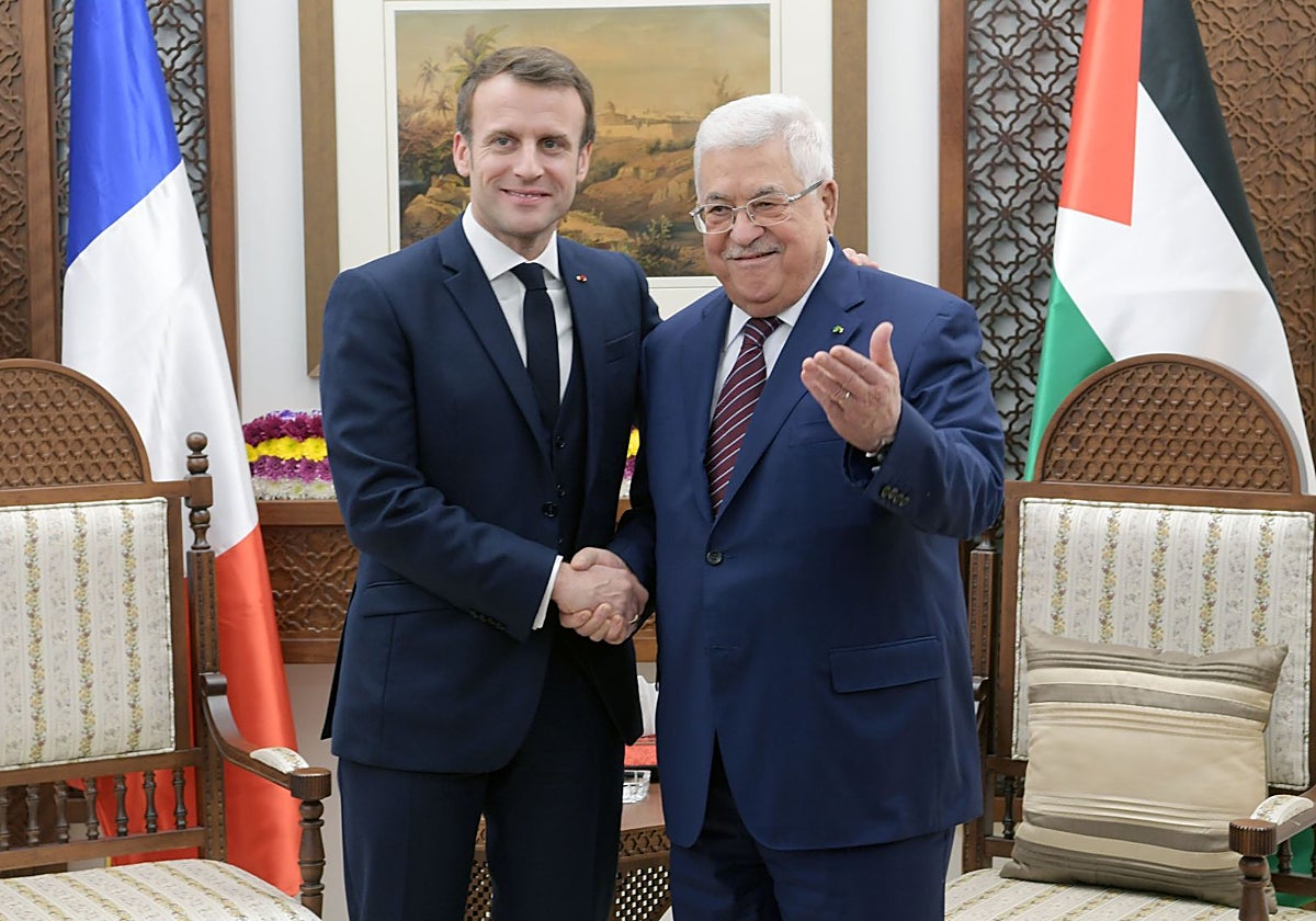 el presidente francés, Macron,y el presidente de la Autoridad Nacional Palestina, Mahmud Abás, en París