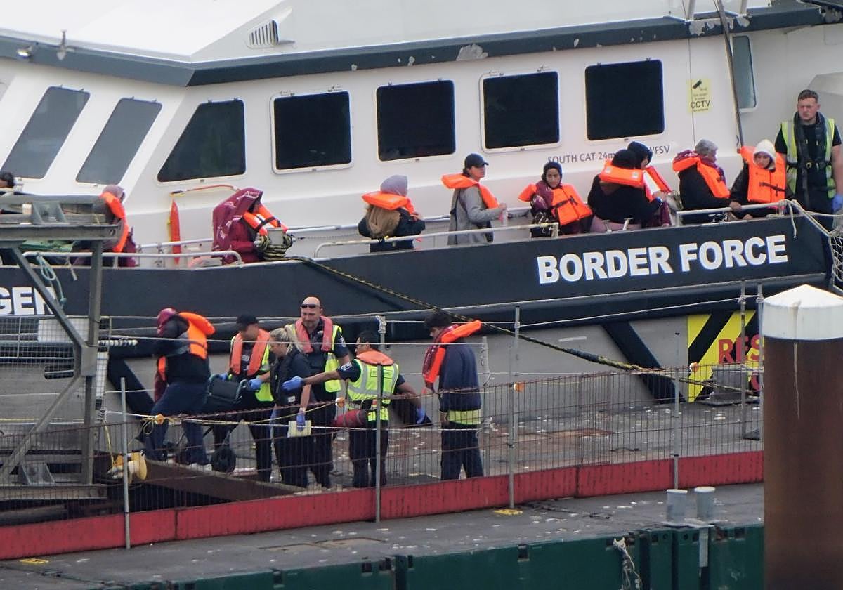 Inmigrantes son llevados al complejo de la Fuerza Fronteriza en Dover, Kent, desde un barco de la Fuerza Fronteriza.