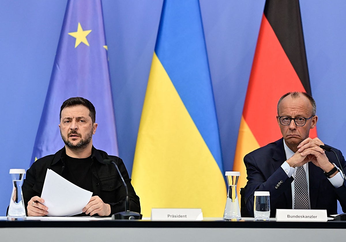 El presidente ucraniano, Volodímir Zelenski (izq.), y el canciller alemán, Friedrich Merz