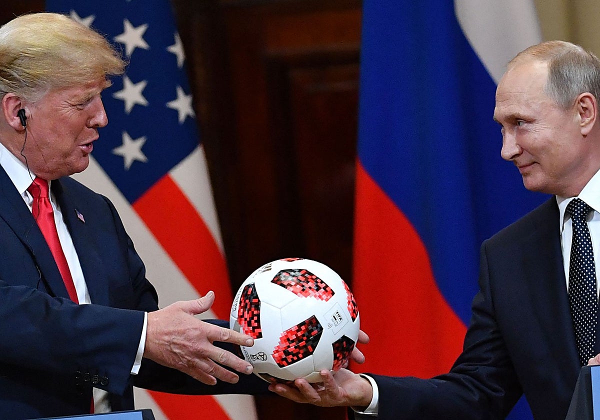 Putin ofrecen a Trump un balón del Mundial de 2018, durante una conferencia de prensa en 2018 en Helsinki