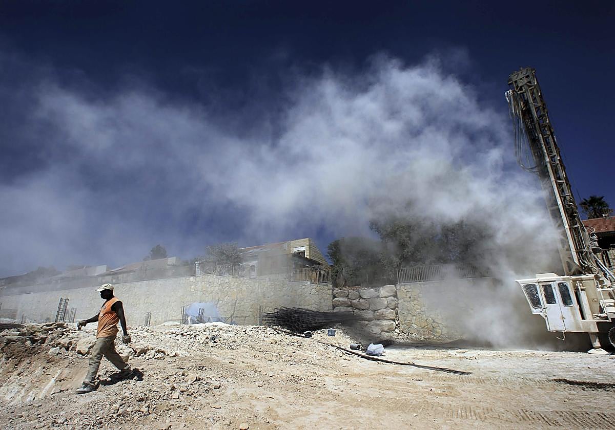 Trabajos de construcción de viviendas junto a un asentamiento judío en Cisjordania