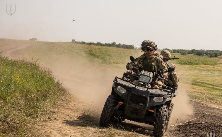 Imagen principal - En el búnker de la primera línea de defensa ante Rusia