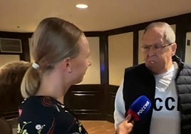 El ministro ruso Lavrov llega a Alaska con una camiseta de la URSS y pide no hacer «suposiciones» sobre el resultado de la cumbre