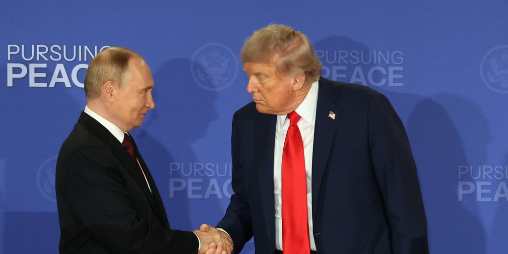 Trump renuncia ahora al alto el fuego en Ucrania y se alinea con Putin
