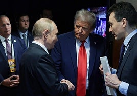Documentos olvidados por el equipo de Trump en una fotocopiadora confirman que la cumbre con Putin iba a ser más extensa