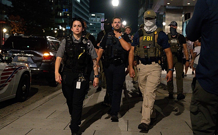 Imagen principal - Tensión y miedo en el nuevo Washington militarizado