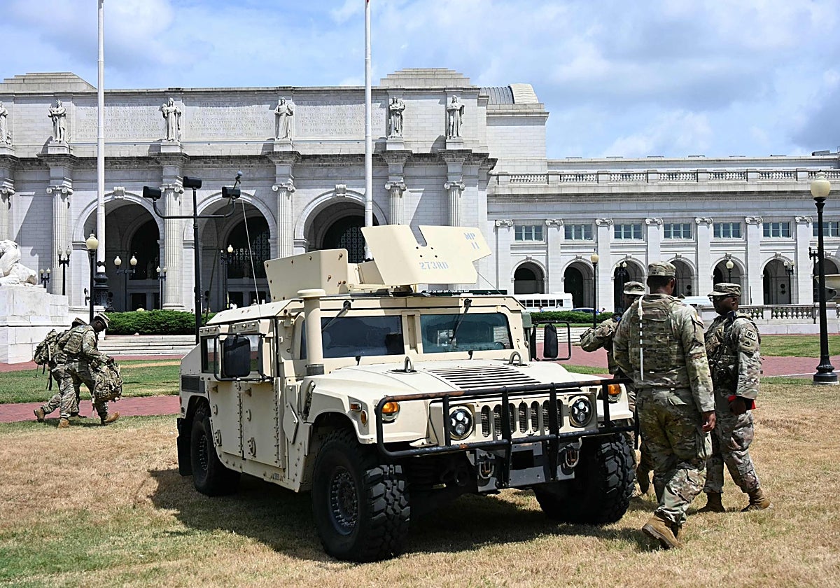Miembros de la Guardia Nacional de EE. UU. patrullan frente a la Estación Union en Washington , D.C
