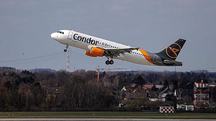 Un avión realiza un aterrizaje de emergencia en Italia tras incendiarse un motor tras el despegue