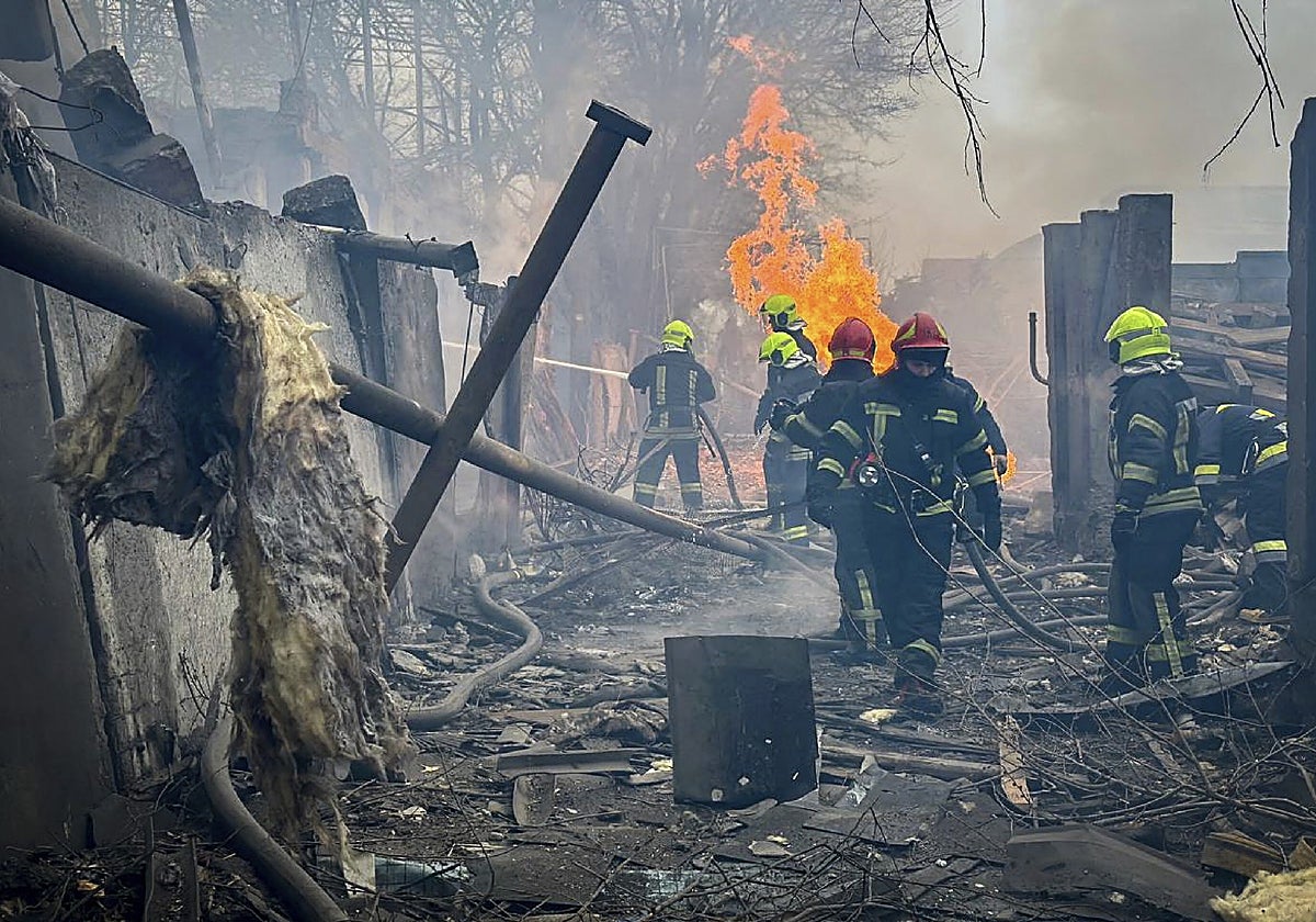 Servicios de emergencia ucranianos sofocan un incendio tras un ataque ruso en una foto de archivo