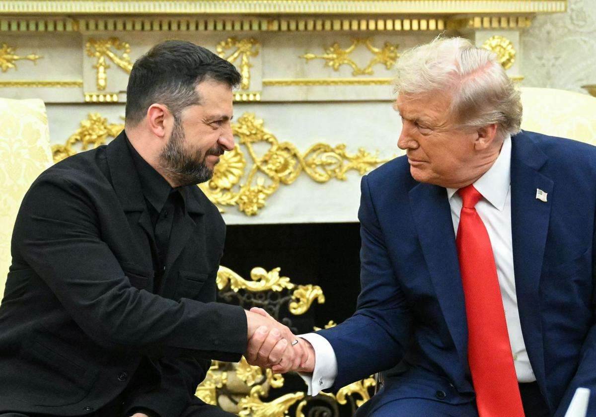 Donald Trump estrecha la mano a Volodímir Zelenski en la Casa Blanca