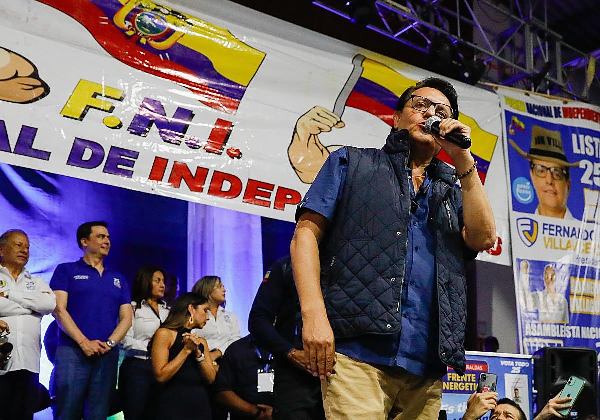 El excandidato presidencial, Fernado Villavicencio, antes de ser asesinado a manos de sicarios en un mitín político en Quito