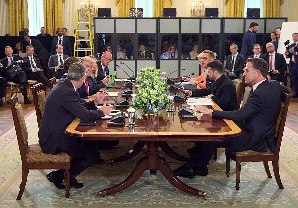 Volodímir Zelenski durante su reunión con Donald Trump, acompañado de líderes europeos