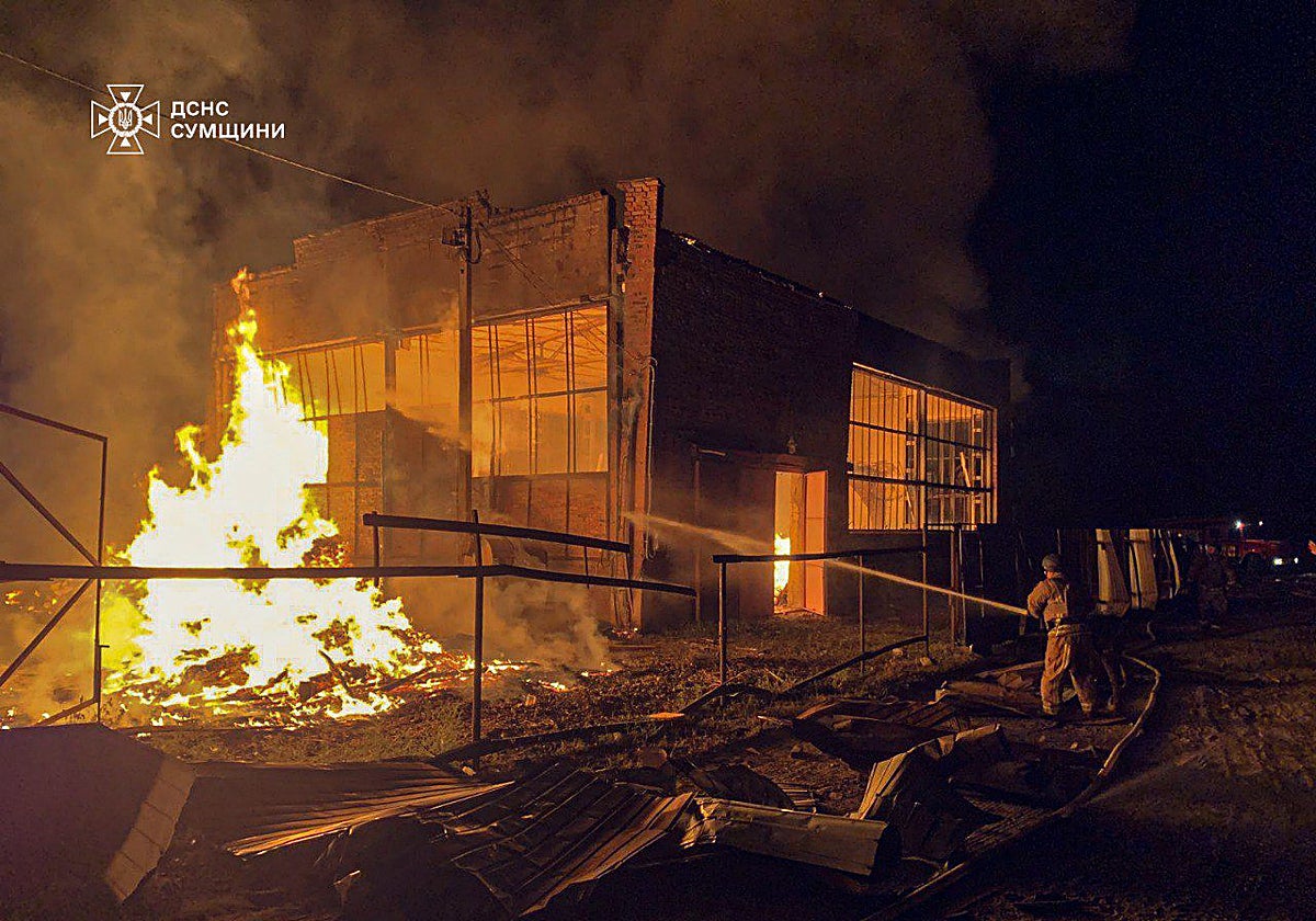 Los servicios de emergencia ucranianos tratan de sofocar el fuego causado por un bombardeo en la región de Sumy