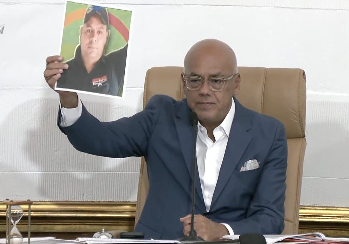 El presidente del Parlamento chavista, Jorge Rodríguez, calificó a Torres de «basura» y mostró fotografías del legislador, que terminó rompiendo