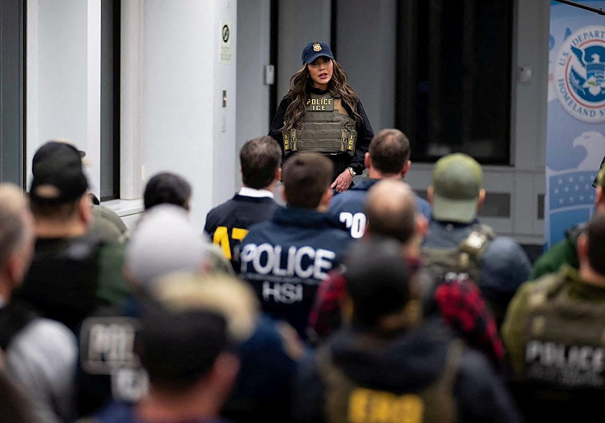 La secretaria de Seguridad de EE.UU., Kristi Noem, habla con agentes de las fuerzas del orden el día de las redadas de inmigración en Nueva York, el 28 de enero