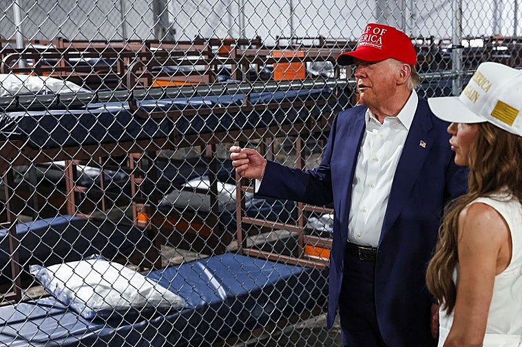 Una jueza ordena el cierre de la 'Alligator Alcatraz' de Trump, la cárcel para inmigrantes rodeada de caimanes