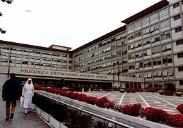 Un niño de año y medio, grave después de que su hermano le desabrochara el cinturón y abriera la puerta del coche en Italia