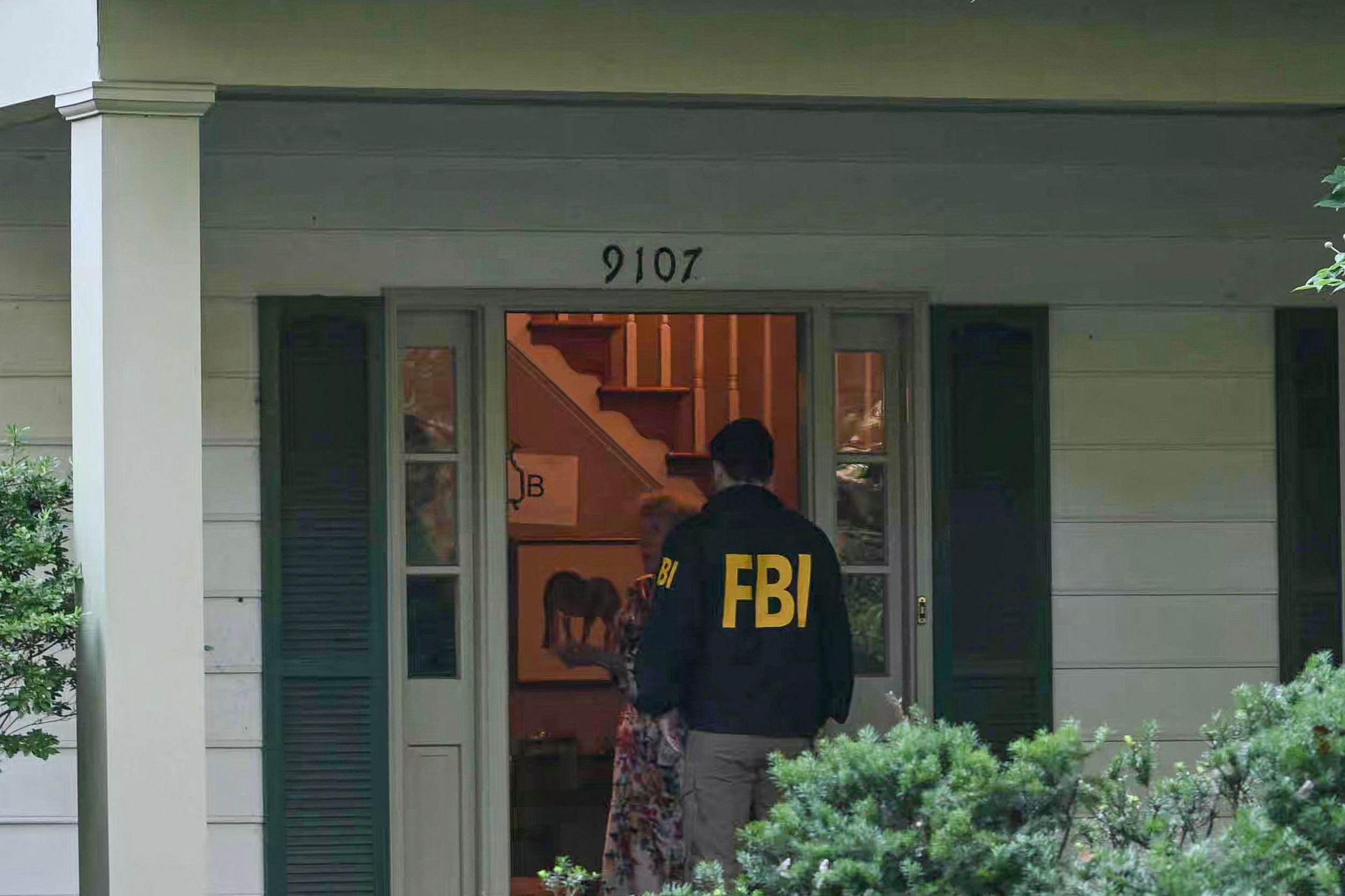 Miembros del FBI registran la casa del exasesor de Trump