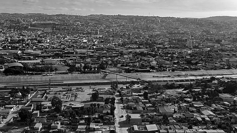 Durante años, la ciudad fue un punto de llegada para inmigrantes y deportados que no lograron alcanzar su sueño americano. En 2017, las calles, albergues y plazas estaban llenos de personas en tránsito, esperando una oportunidad para cruzar o rehacer su vida tras ser expulsados de Estados Unidos