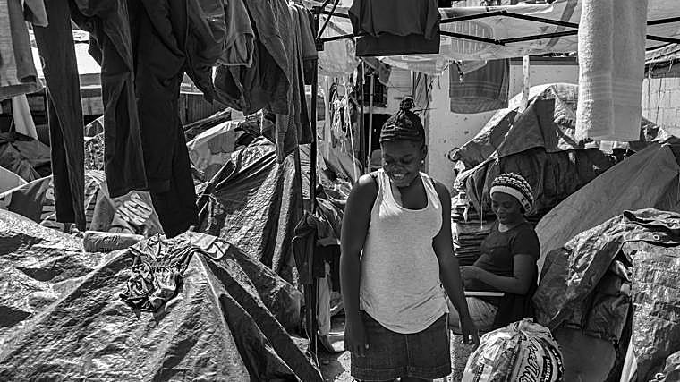 Un grupo de mujeres haitianas descansa en el albergue improvisado 'Juventud 2021'. En 2017, una oleada de inmigrantes procedentes de Haití llegó a la ciudad con la intención de cruzar a Estados Unidos. La mayoría fue rechazada y quedó atrapada en un limbo jurídico, dependiendo de la caridad para sobrevivir.