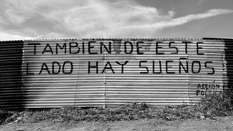 Vista del muro fronterizo que separa México y Estados Unidos desde el lado mexicano, en la ciudad de Tijuana. En 2017, este límite físico era un punto de encuentro para inmigrantes en tránsito, familias separadas y activistas, y concentraba gran parte de la tensión migratoria de la región