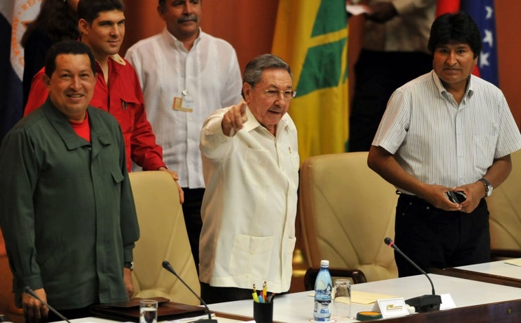Imagen principal - Evo Morales ganó sus primeras elecciones presidenciales en 2005 e inmediatamente alineó a Bolivia con la Cuba de Fidel Castro y el Socialismo del siglo XXI de Hugo Chávez