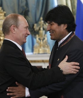 Imagen secundaria 2 - Evo Morales ganó sus primeras elecciones presidenciales en 2005 e inmediatamente alineó a Bolivia con la Cuba de Fidel Castro y el Socialismo del siglo XXI de Hugo Chávez