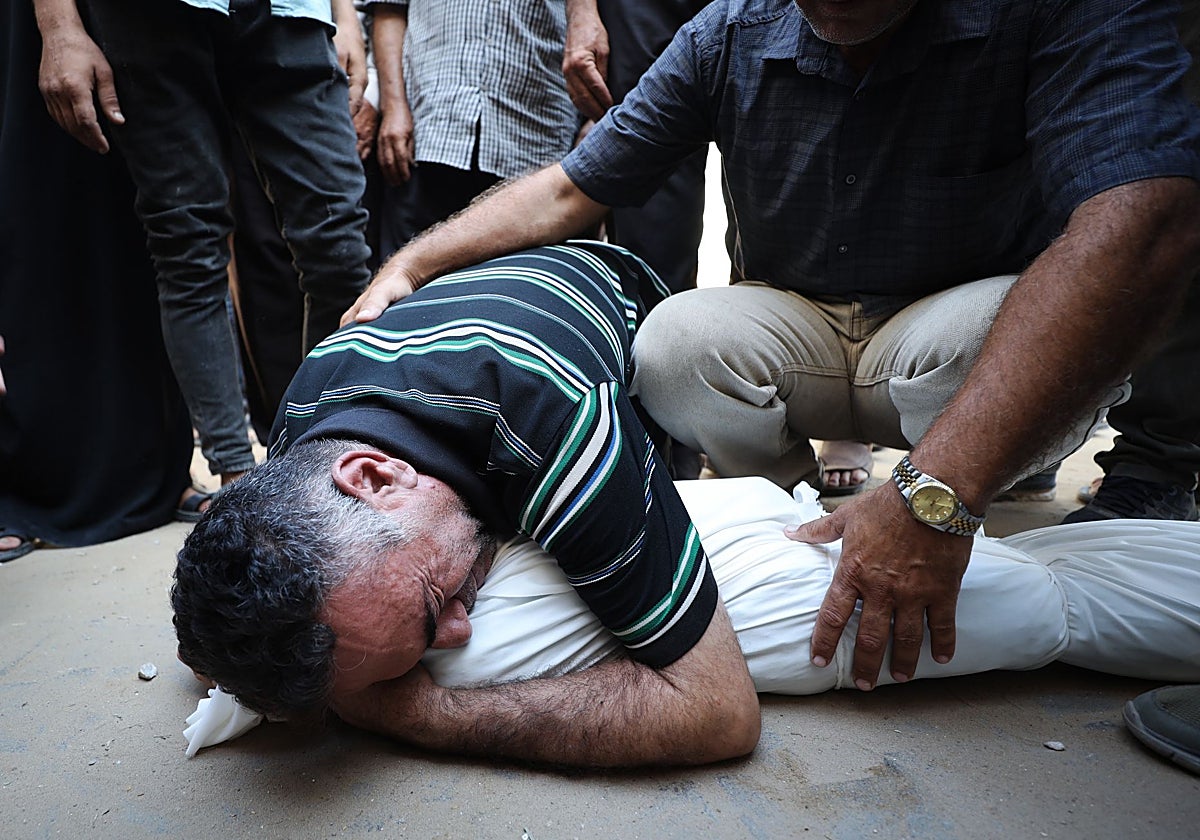 La gente lamenta la muerte del niño palestino Hamada Abedrabo, que murió en un ataque israelí contra Ciudad de Gaza