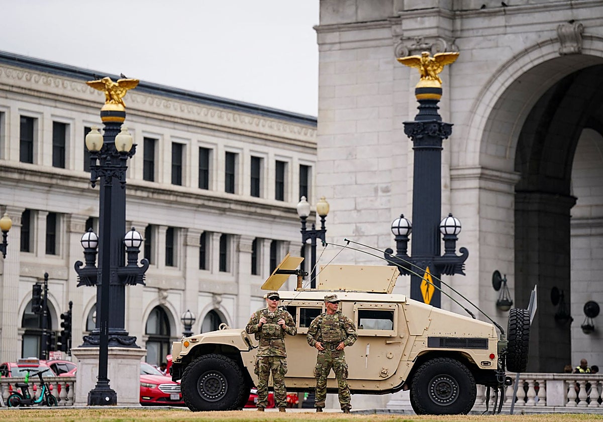 Miembros de la Guardia Nacional custodian las calles de Washington
