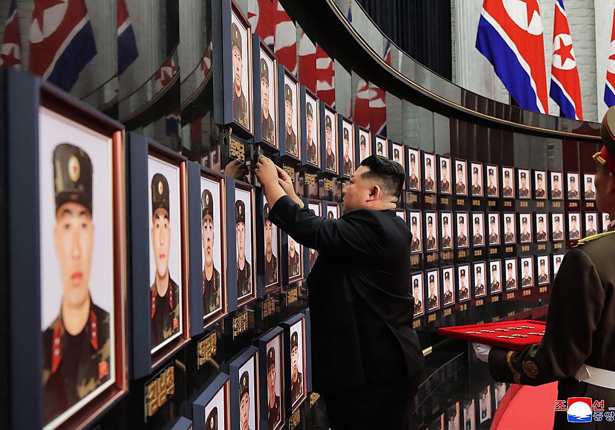 El líder norcoreano Kim Jong Un ridiendo homenaje a los solados caídos en la guerra en Ucrania