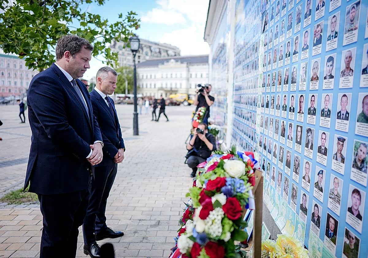 Lars Klingbeil, vicecanciller federal de Alemania, conmemora a los soldados ucranianos fallecidos en la guerra junto con su homólogo Serhij Marchenko en la plaza de San Miguel, Kiev, 24 de agosto