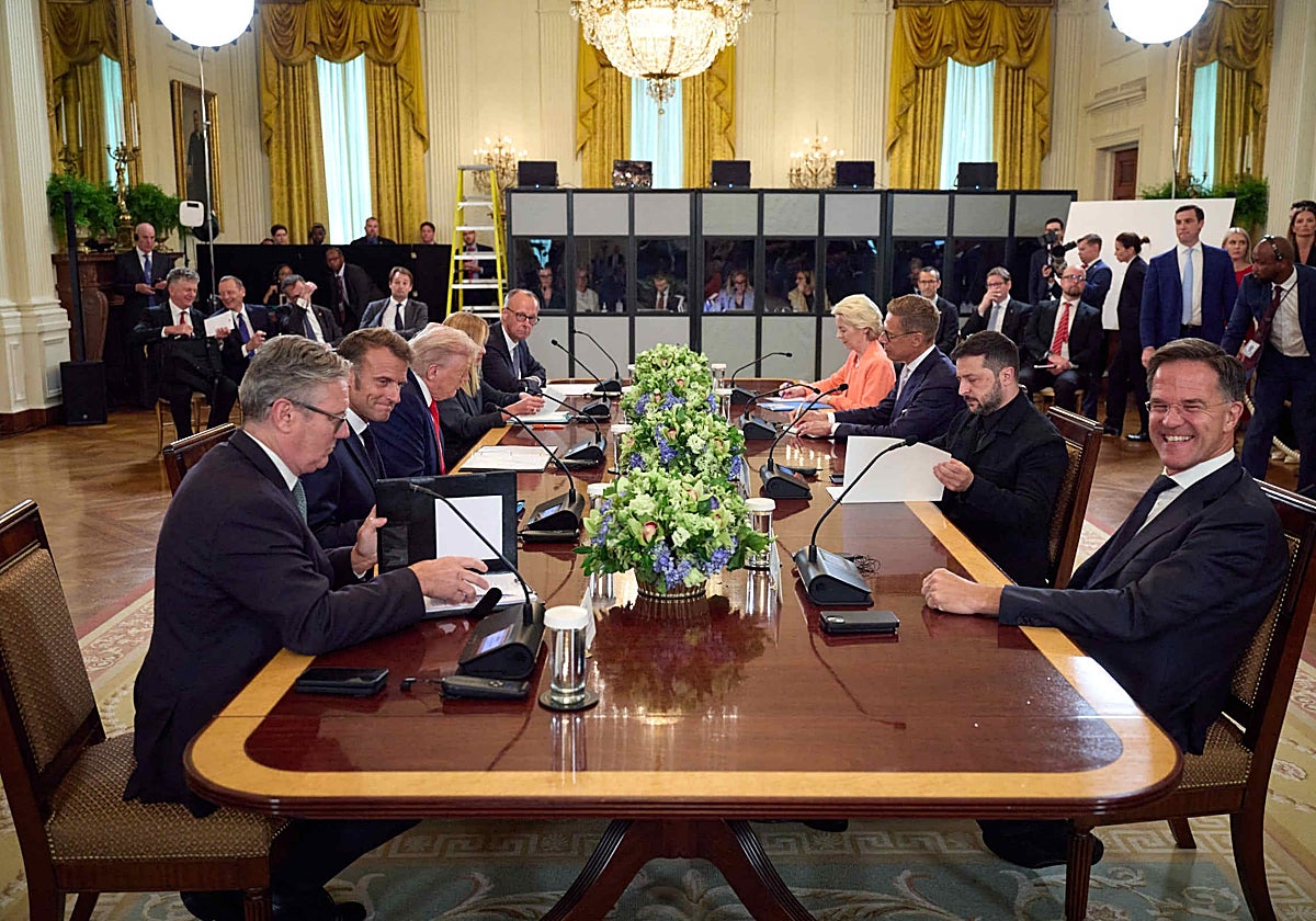 El presidente de EE.UU, Donald Trump, el presidente ucraniano, Volodímir Zelenski y varios líderes europeos en la Casa Blanca