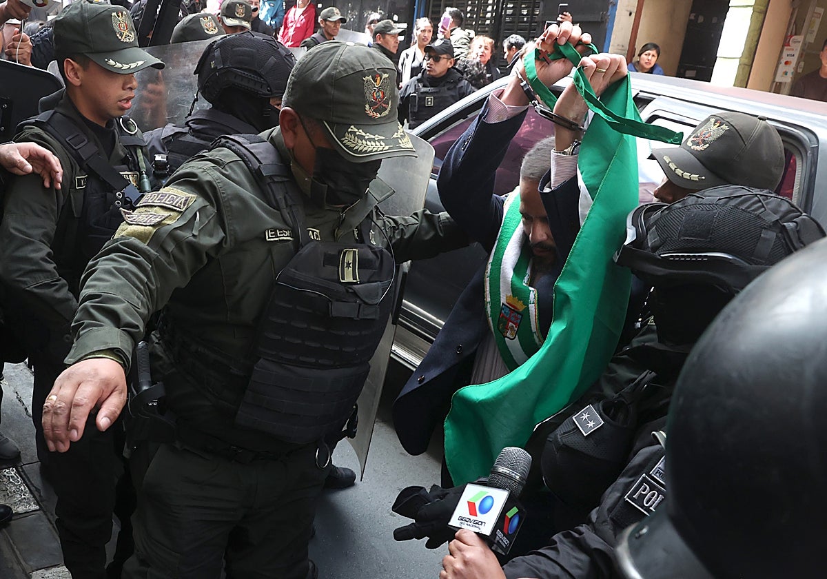 Luis Fernando Camacho llega a una audiencia ante el Tribunal Departamental de Justicia este lunes, en La Paz