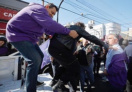 Milei, evacuado de un acto electoral tras el lanzamiento de objetos contra su caravana por parte de los opositores