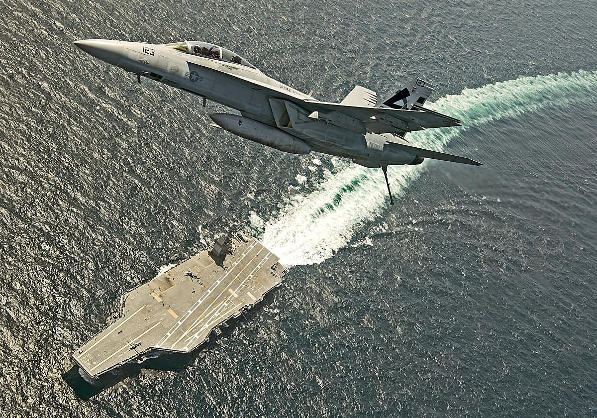 Un avión sobrevuela al USS Gerald R. Ford, buque insignia de la Marina estadounidense, en una imagen de archivo