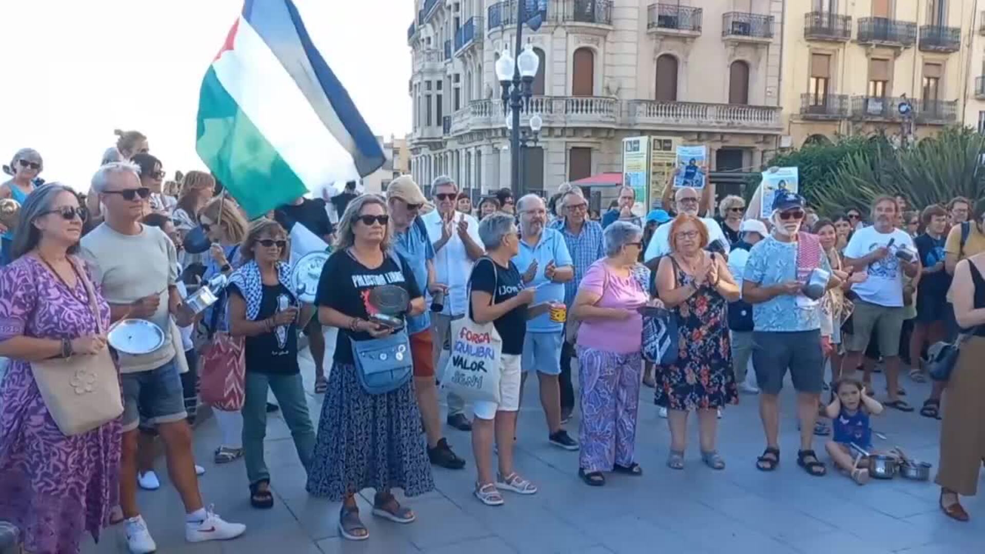 Un centenar de personas realiza una cacerolada en Tarragona contra el ...