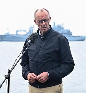 Imagen secundaria 2 - El canciller observa maniobras navales en el Báltico y comparte una comida con la tripulación durante su visita, en un gesto de respaldo a la Marina