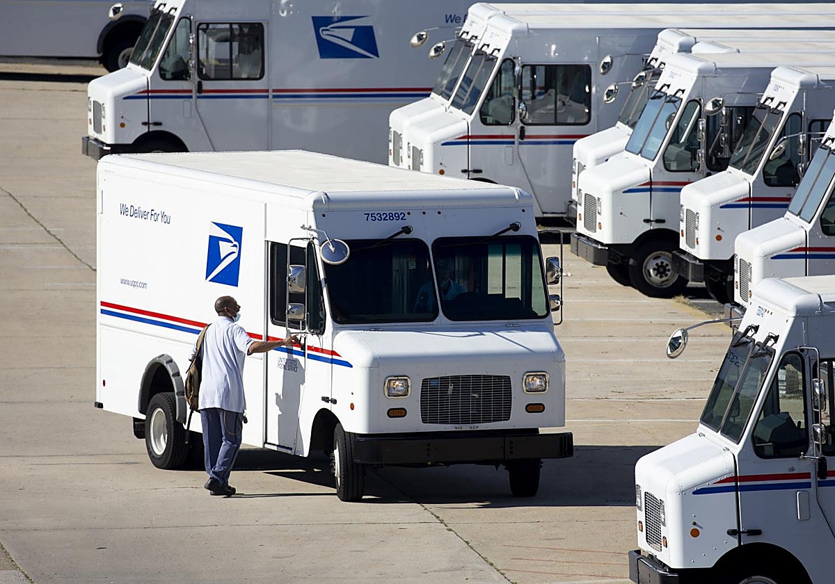 Un camión de servicio postal en EE.UU. hace el reparto en Washington