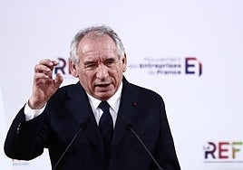 El primer ministro francés señala a los 'boomers' por «condenar de por vida a los jóvenes a pagar su deuda»