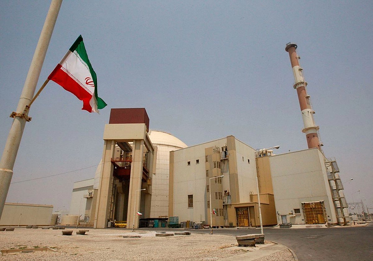 Una bandera iraní ondea frente al edificio del reactor de la central nuclear de Bushehr, en la ciudad de Bushehr, Irán