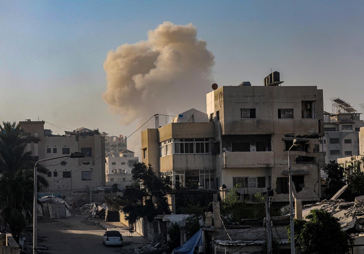 El humo se eleva tras un ataque aéreo israelí durante una operación militar en el barrio de Al Sabra, en la ciudad de Gaza